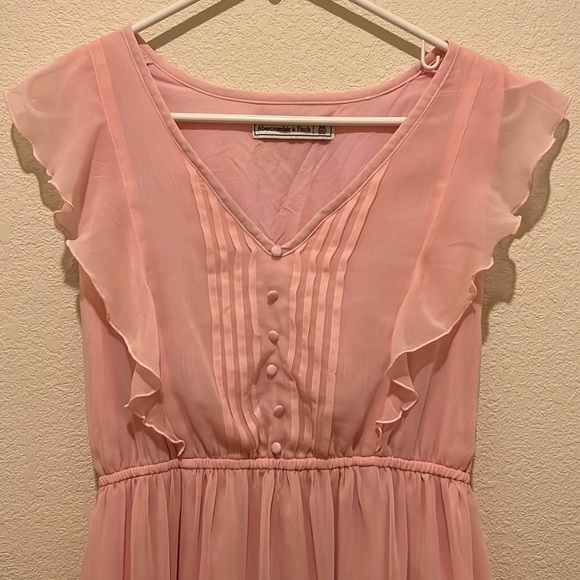 Abercrombie and Fitch posed pink dress. Medium - Picture 5 of 7
